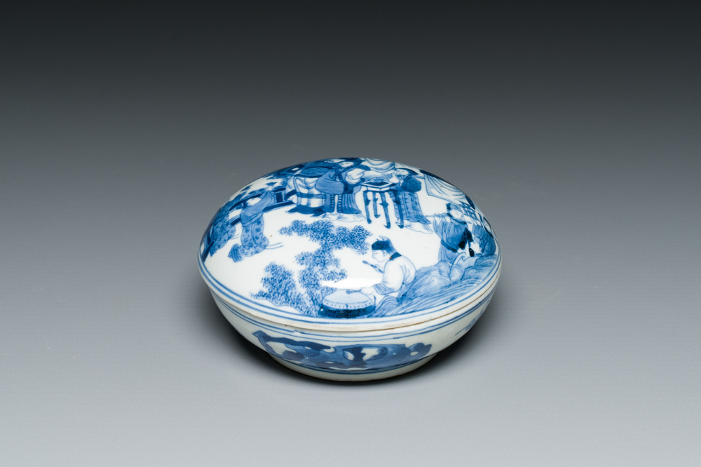 Een Chinese blauw-witte dekseldoos, Qianlong merk, 19e eeuw