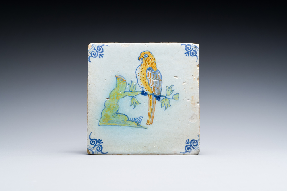 Een polychrome Delftse tegel met een papegaai, 17e eeuw