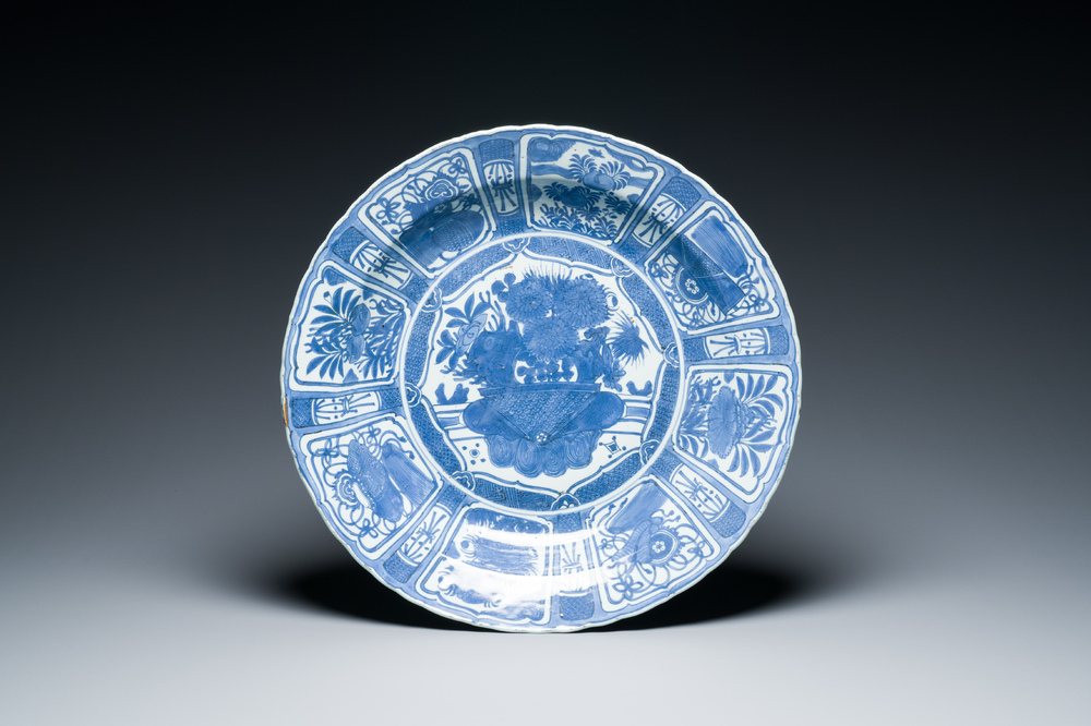 Important plat en porcelaine de Chine en bleu et blanc de type kraak, Wanli