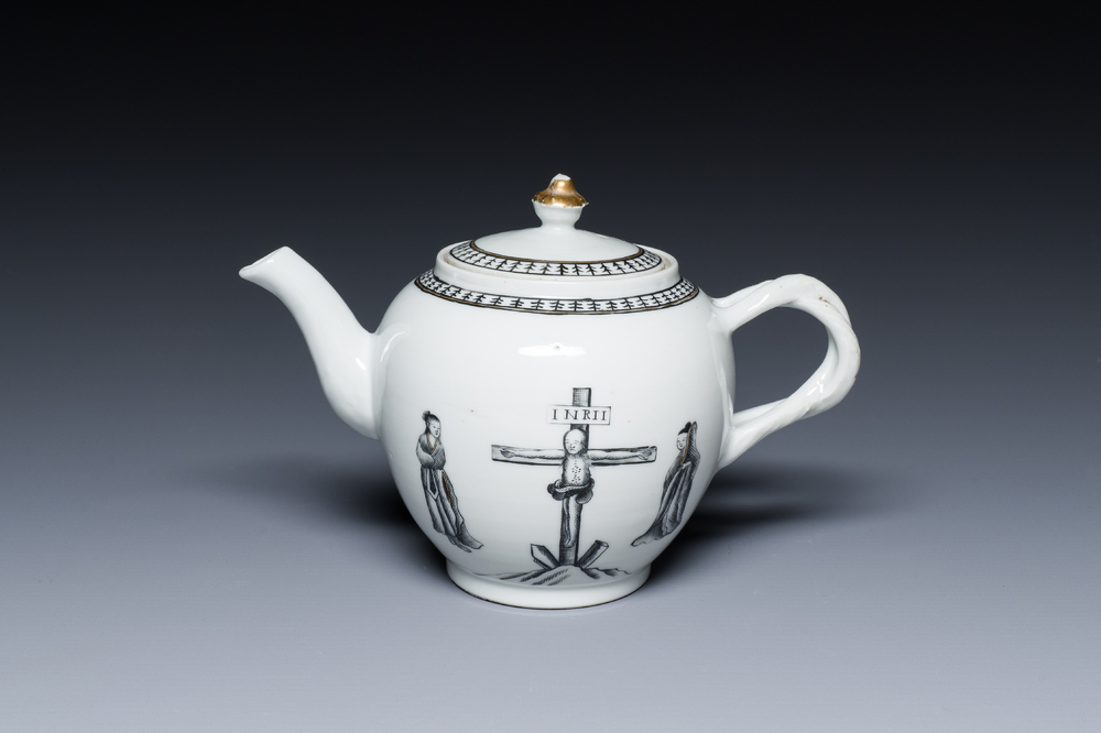 Th&eacute;i&egrave;re couverte en porcelaine de Chine &agrave; d&eacute;cor de la 'Crucifixion' en grisaille, Qianlong