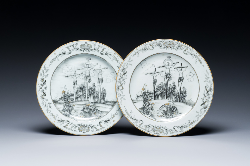 Een paar Chinese grisaille borden met 'De Kruisiging', Qianlong