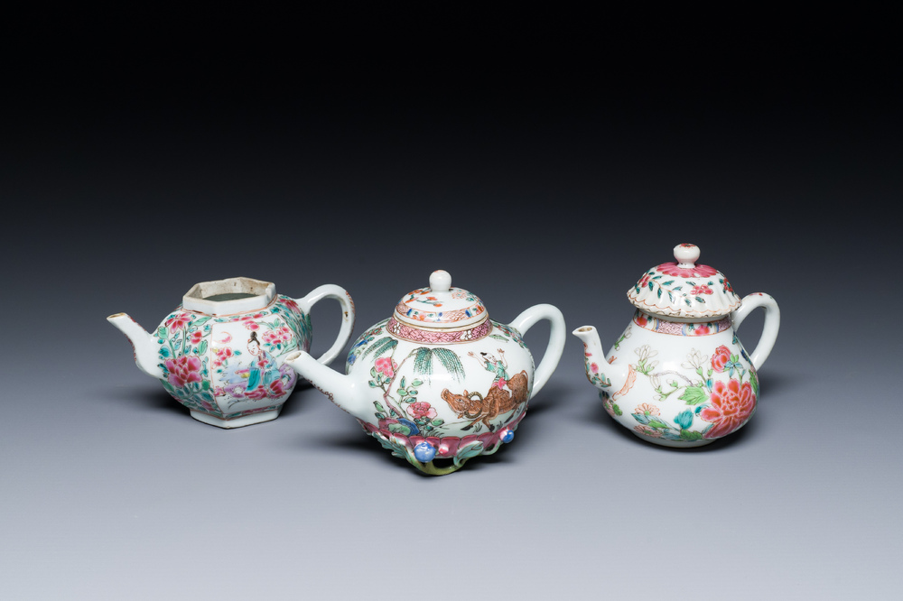 Drie Chinese famille rose theepotten, Yongzheng