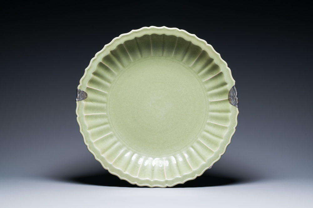 Een zeer grote Chinese Longquan celadon schotel, wellicht Chuzhou ovens, Ming