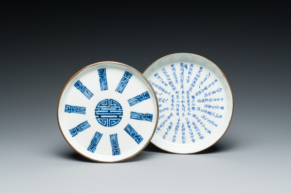 Twee Chinese blauw-witte 'Bleu de Hue' borden voor de Vietnamese markt, Ngoan Ngoc en een vier-karakter Tang Fu Ji merk, 19e eeuw