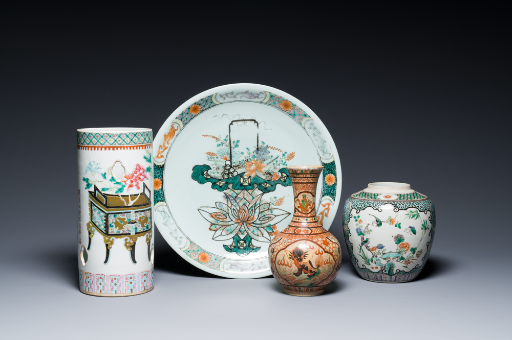 Trois vases et un plat en porcelaine de Chine famille rose et verte, 19&egrave;me