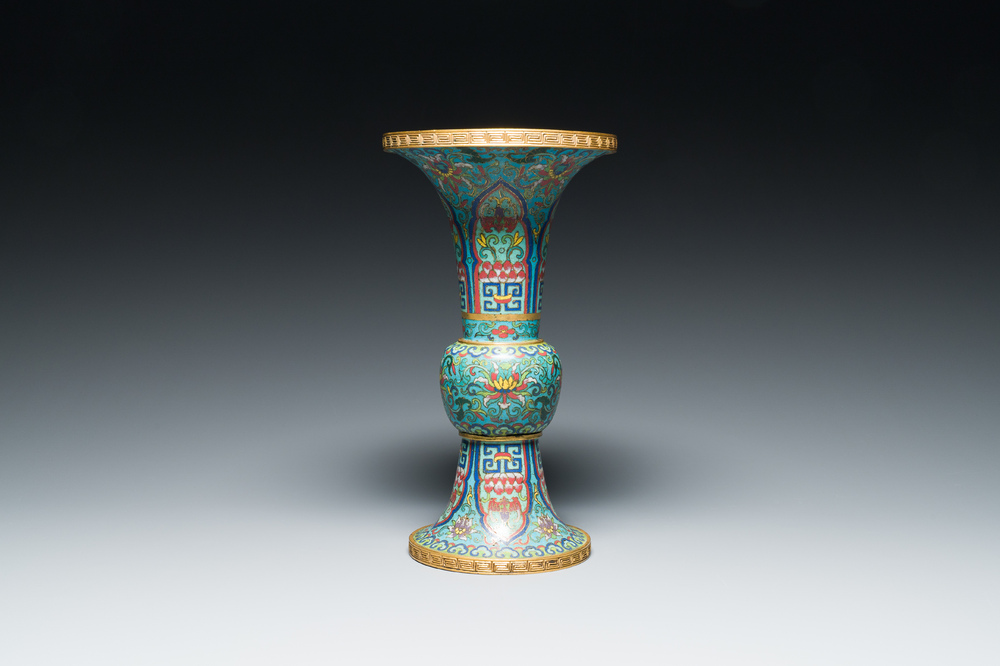 Een Chinese cloisonn&eacute; 'gu' vaas met lotusslingers, 18/19e eeuw