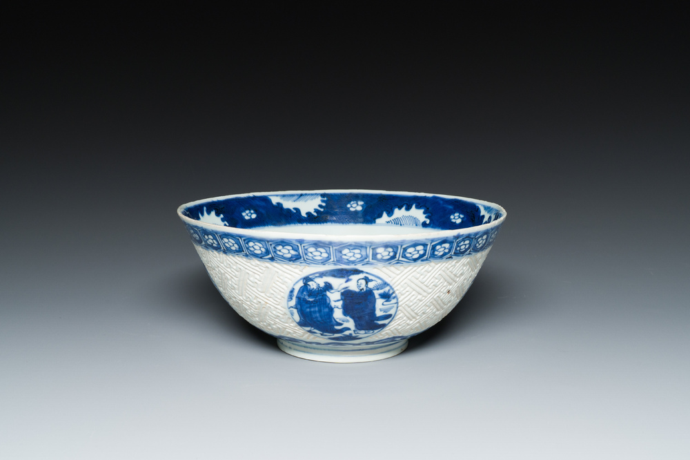 Een Chinese blauw-witte 'Shou Lao' kom met gekerfde buitenwand, Chenghua merk, Wanli