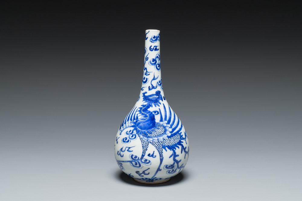 Vase de forme bouteille &agrave; d&eacute;cor d'un ph&eacute;nix en porcelaine de Chine 'Bleu de Hue' pour le Vietnam, marque Tho, 19&egrave;me
