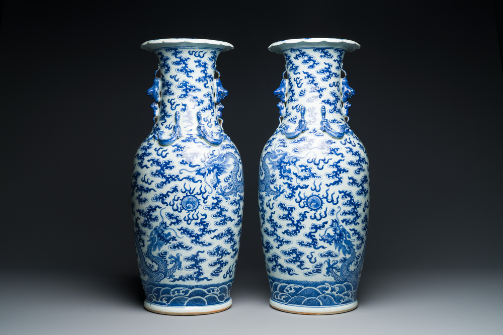 Paire de vases en porcelaine de Chine en bleu et blanc &agrave; d&eacute;cor de dragons, 19&egrave;me