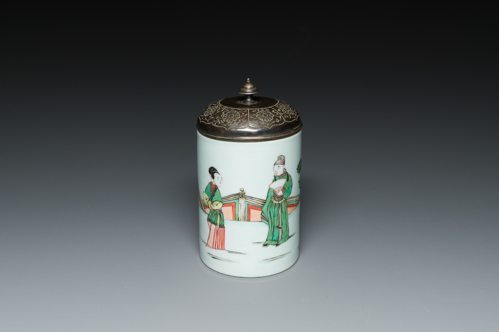 Een Chinese famille verte penselenbeker met gegraveerd metalen deksel, 'bitong', Kangxi