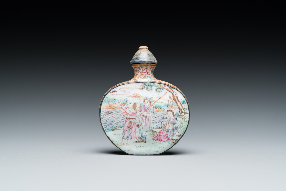 Tabati&egrave;re en &eacute;maux de P&eacute;kin &agrave; d&eacute;cor d'&eacute;trangers, marque et &eacute;poque de Qianlong