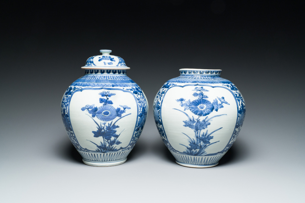 Een paar Japanse blauw-witte Arita potten met floraal decor, Edo, eind 17e eeuw