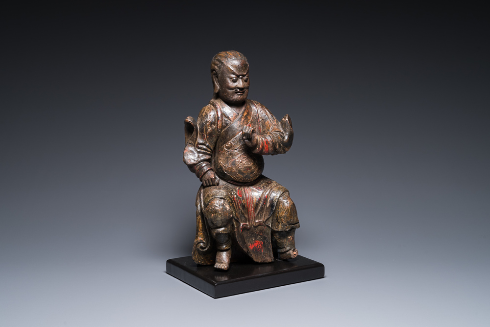 Sculpture d'un gardien bouddhiste en bois laqu&eacute; et polychrom&eacute;, Chine, Ming