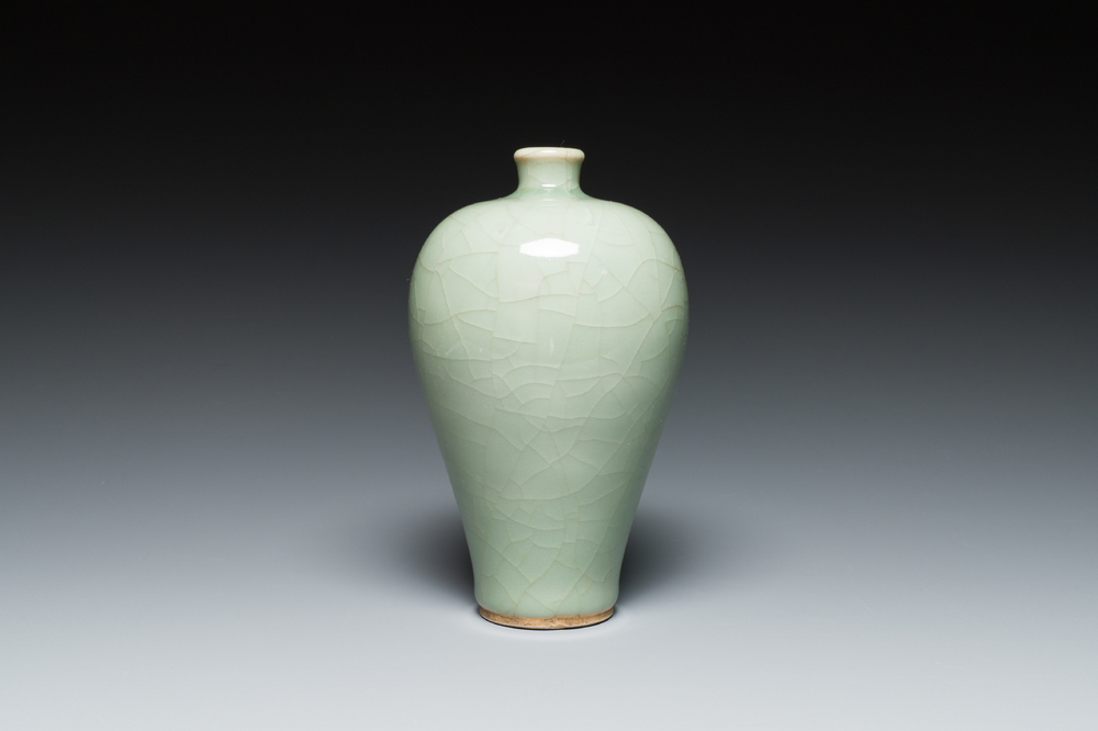 A Chinese monochrome celadon-glazed 'meiping' vase, 18/19th C.