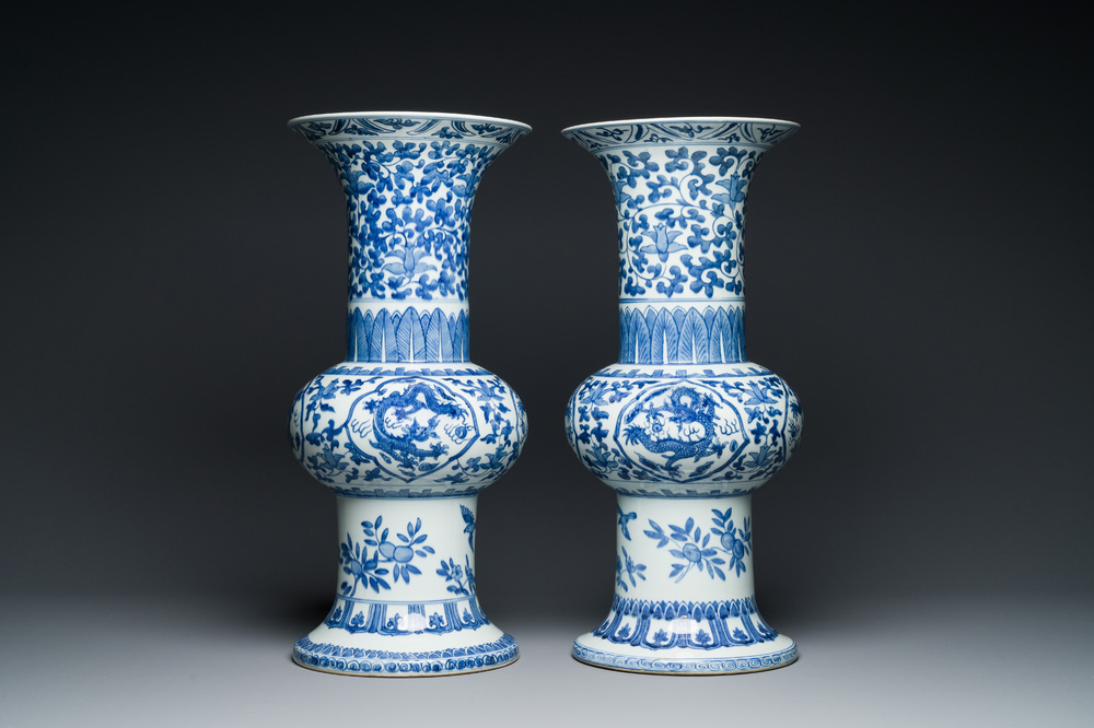 Paire de vases de forme 'gu' en porcelaine de Chine en bleu et blanc, marque de Qianlong, R&eacute;publique