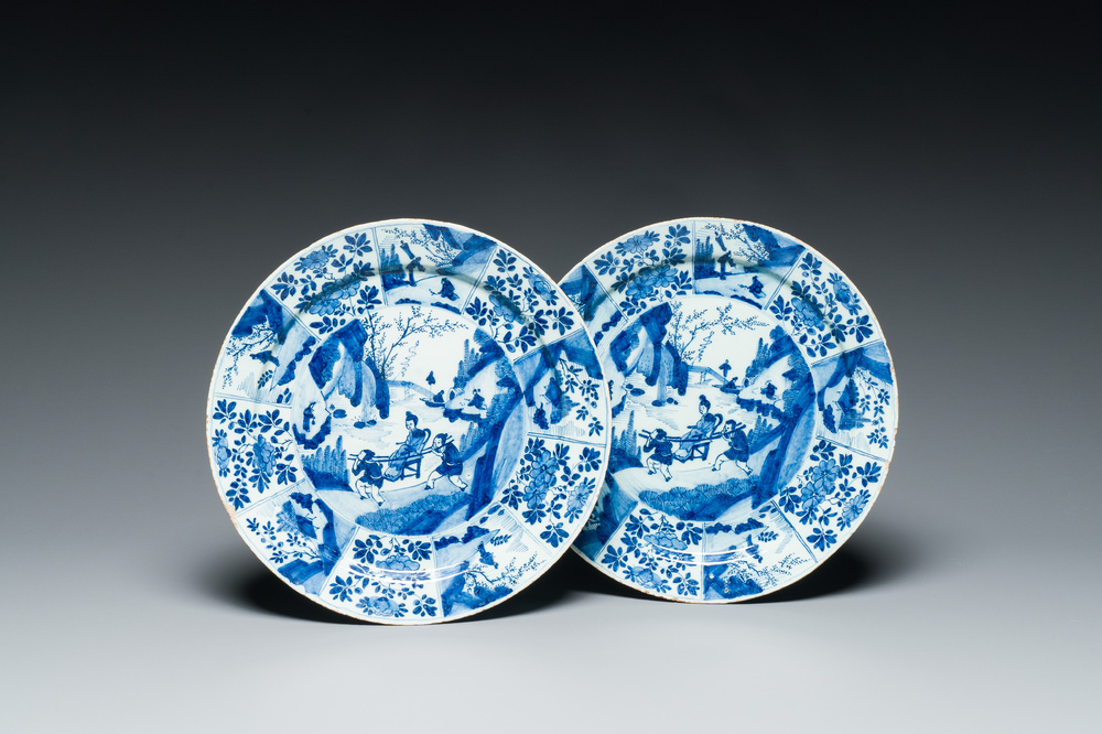 Een paar blauw-witte Delftse borden met fijn chinoiserie decor, 17/18e eeuw