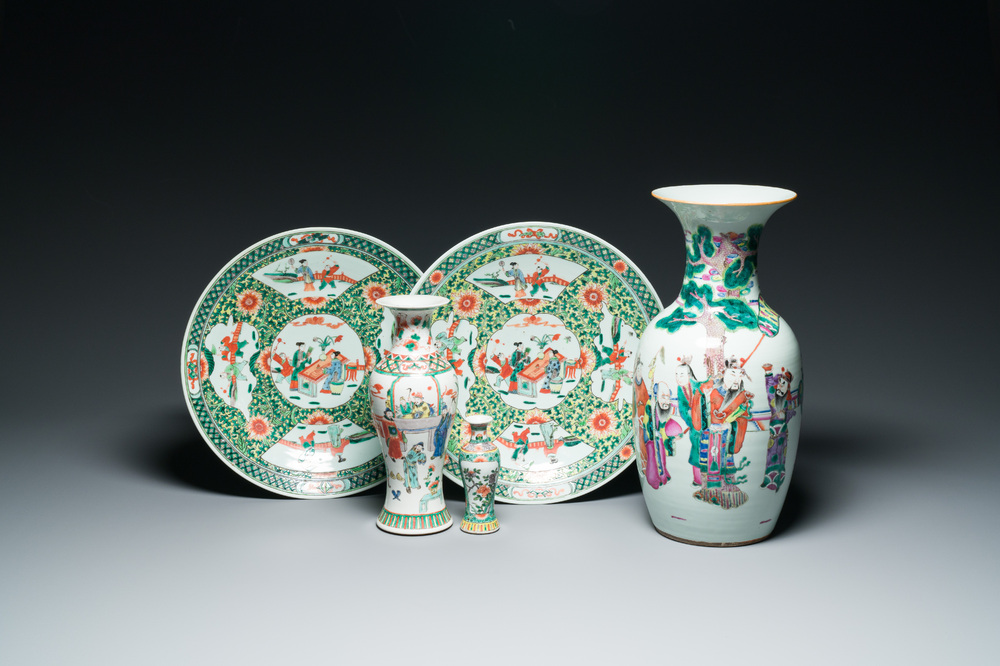 Une paire de plats en porcelaine de Chine famille verte et trois vases en famille rose et verte, 19/20&egrave;me