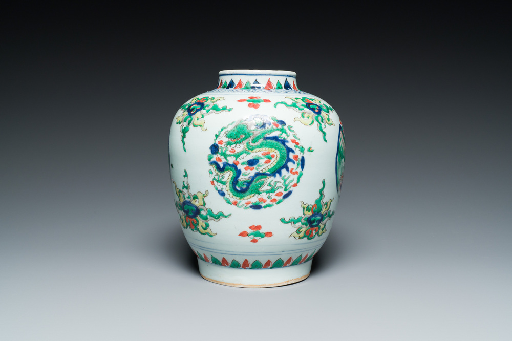 Een Chinese wucai 'draken' vaas, Transitie periode/Kangxi