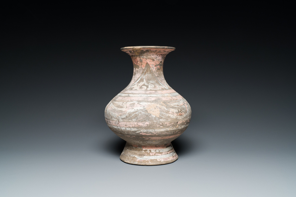 Een Chinese aardewerken vaas met polychrome beschildering, Han