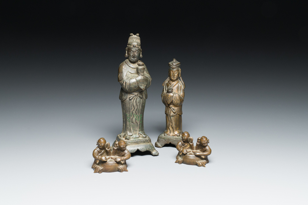 Deux sculptures et deux presse-papiers en forme de gar&ccedil;ons batteurs en bronze, Chine, Ming/Qing