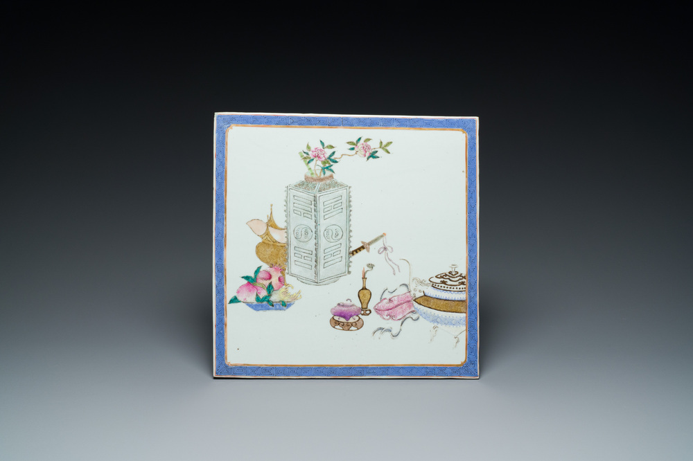 Plaque de forme carr&eacute;e en porcelaine de Chine famille rose &agrave; d&eacute;cor d'antiquit&eacute;s, 19&egrave;me