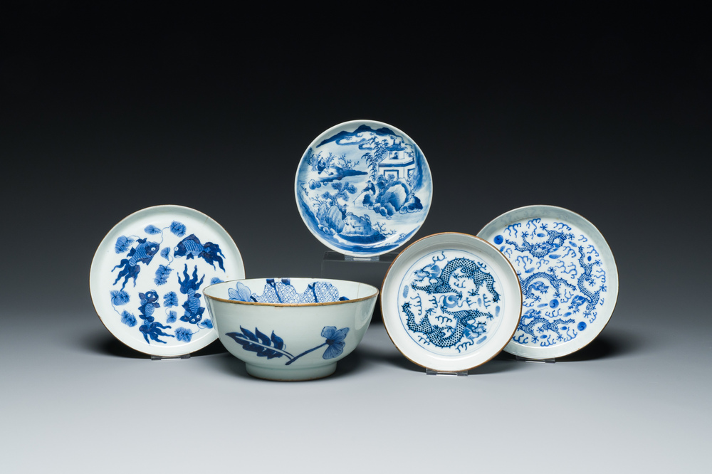 Vier Chinese blauw-witte 'Bleu de Hue' borden en een kom voor de Vietnamese markt, diverse merken, 19e eeuw