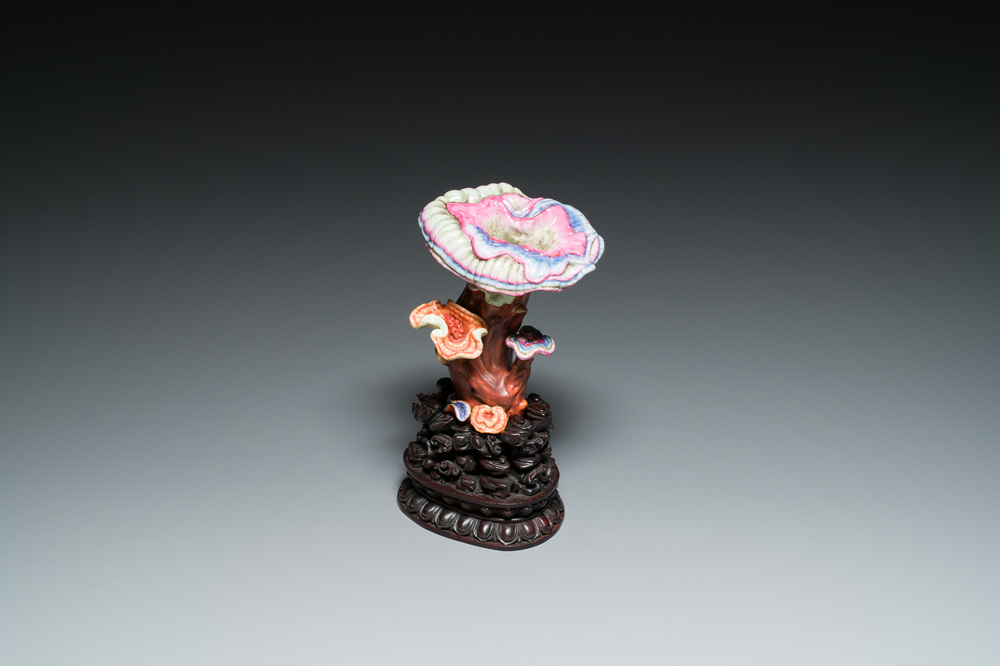 Sculpture d'un 'lingzhi' en porcelaine de Chine famille rose sur socle en bois sculpt&eacute;, marque de Qianlong, probablement R&eacute;publique