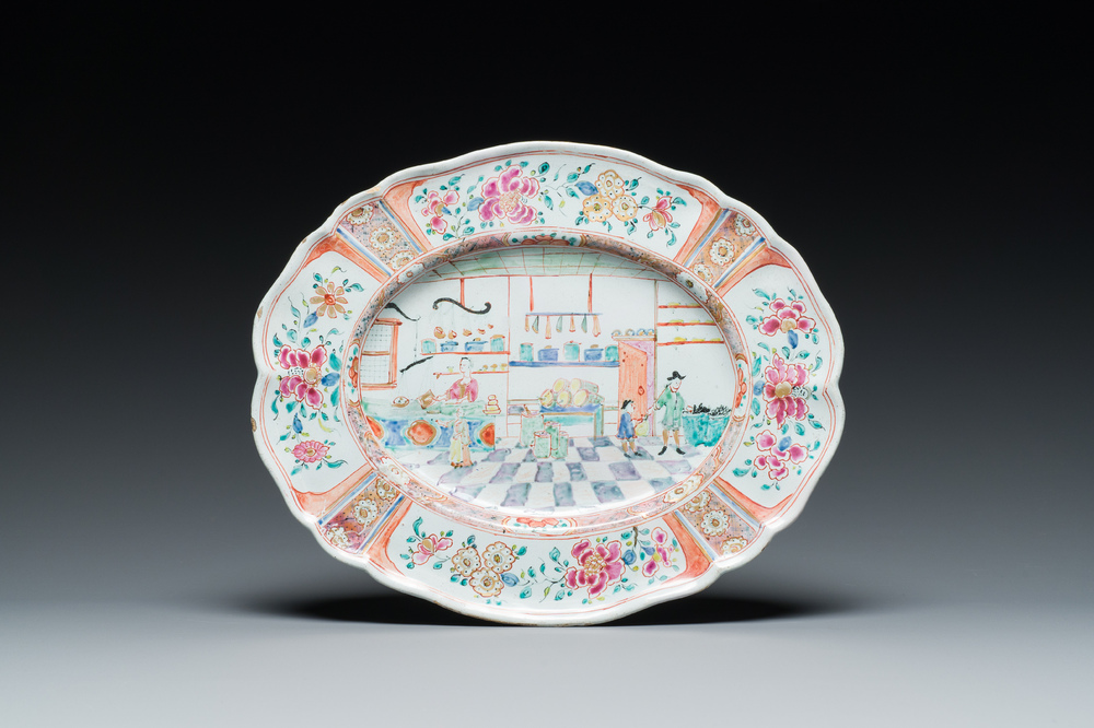 Een polychrome Delftse petit feu schotel met een winkelinterieur, 18e eeuw
