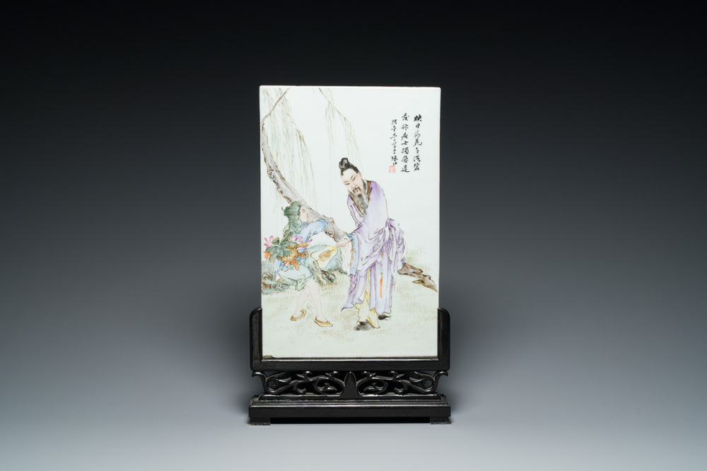 Een Chinese famille rose plaquette in houten standaard, gesigneerd Wang Qi 王琦, 20e eeuw