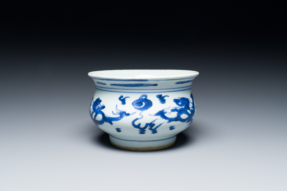 Br&ucirc;le-parfum en porcelaine de Chine en bleu et blanc &agrave; d&eacute;cor de dragons, Kangxi