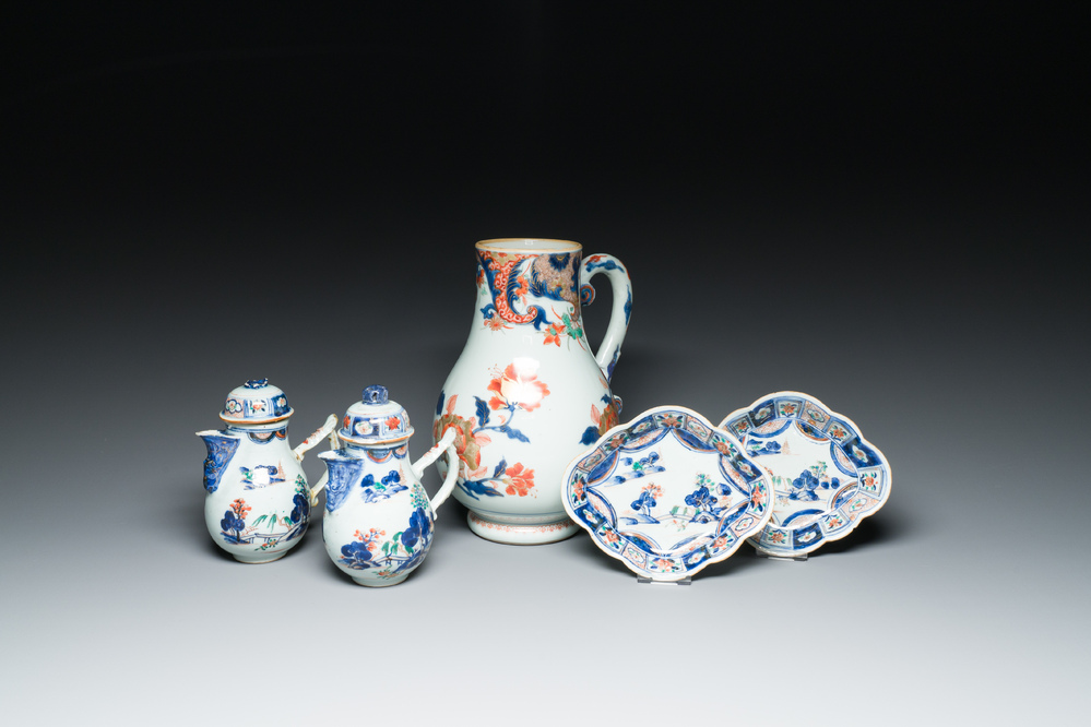 Une grande verseuse en porcelaine de Chine verte-Imari et deux paires de verseuses couvertes sur supports, Kangxi/Qianlong