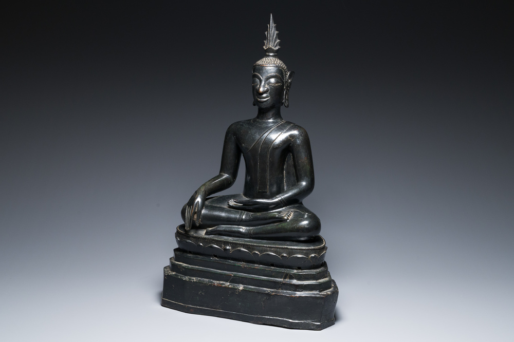 Een grote bronzen Boeddha, Birma (Myanmar), Arakan Staat, 16/17e eeuw