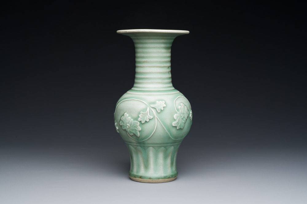 Een Chinese Longquan celadon vaas met pioenslingers, Yuan