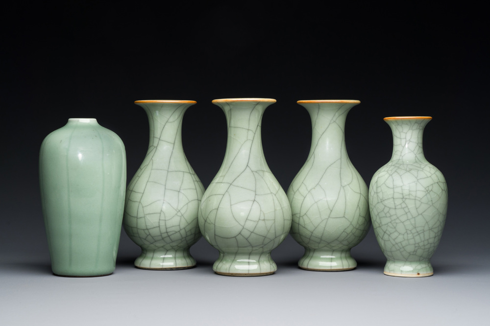 Cinq vases en porcelaine de Chine en c&eacute;ladon monochrome, Qing