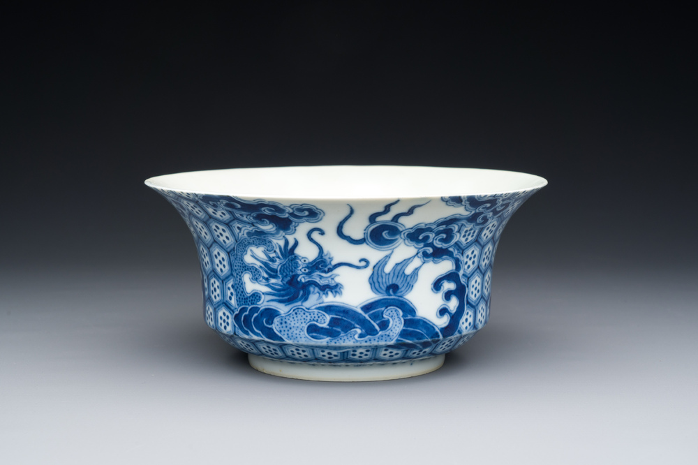Een Chinese blauw-witte 'Bleu de Hue' kom voor de Vietnamese markt, 'draken' merk, 19e eeuw