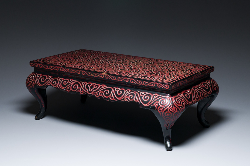 A Chinese rectangular carved red and black lacquer table, 'kang', Xuande mark, 20th C.