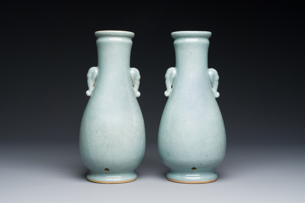 Een paar Chinese monochrome lavendelblauwe 'hu' vazen, 19e eeuw