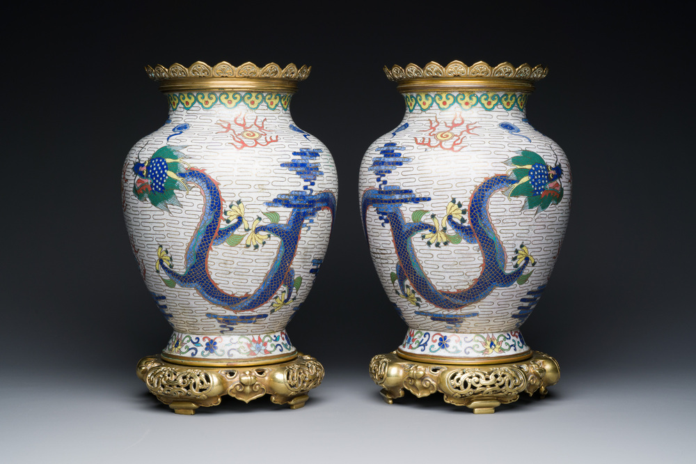 Paire de vases aux dragons en &eacute;maux cloisonn&eacute;s &agrave; fond blanc aux montures en bronze dor&eacute;, Chine, 19&egrave;me
