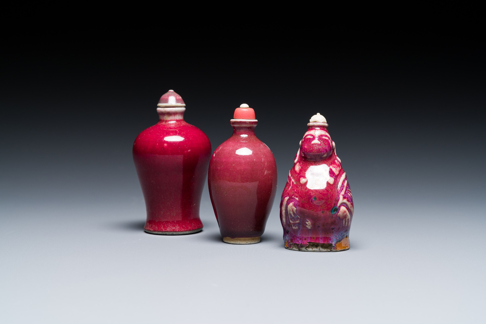 Trois tabati&egrave;res en porcelaine de Chine &agrave; &eacute;mail flamb&eacute;, 18/19&egrave;me