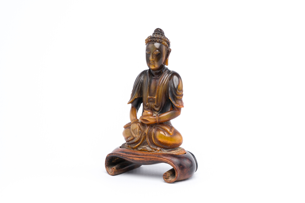 Bouddha de M&eacute;decine ou Bhaishajyaguru en corne sculpt&eacute;e, Chine, 19&egrave;me