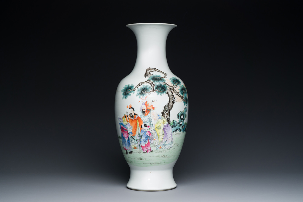 Vase en porcelaine de Chine famille rose &agrave; d&eacute;cor des 'Sanxing', marque de Qianlong, R&eacute;publique