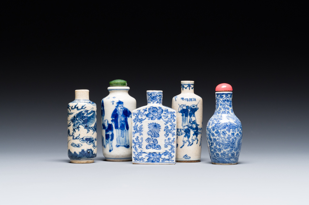 Cinq tabati&egrave;res en porcelaine de Chine en bleu et blanc, 19/20&egrave;me