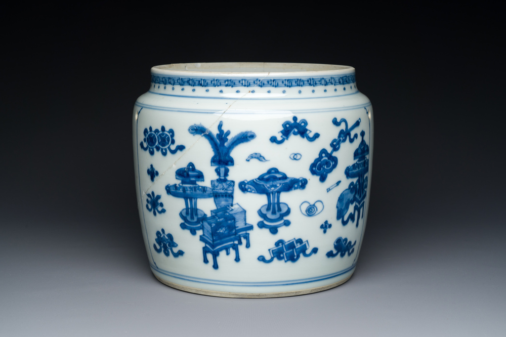 Een Chinese blauw-witte pot met decor van antiquiteiten, Kangxi