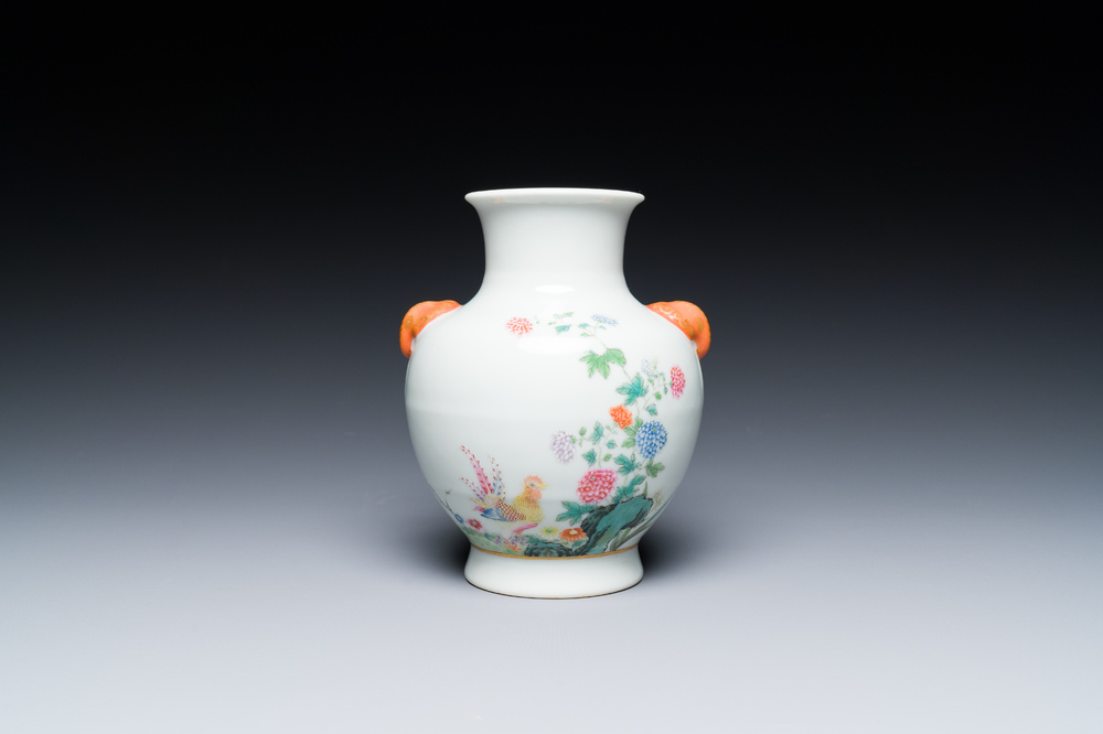 Een Chinese famille rose 'hu' vaas met olifantenkoppen, Ju Ren Tang 居仁堂製 merk, Republiek