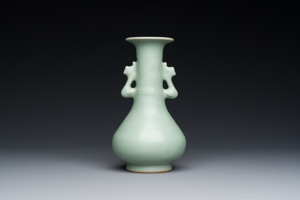 Vase de type 'kinuta' en porcelaine de Chine c&eacute;ladon de Longquan, Yuan/Ming