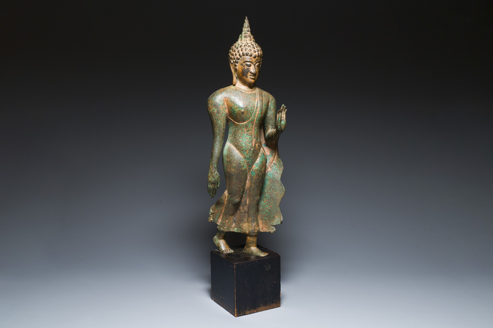 Een grote Thaise deels vergulde bronzen Boeddha, wellicht Sukhotai periode, 15e eeuw