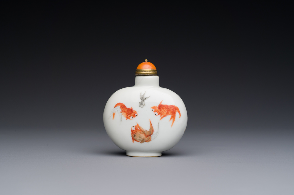 Een Chinese snuiffles met ijzerrood en grisaille decor van goudvissen, Daoguang merk en periode