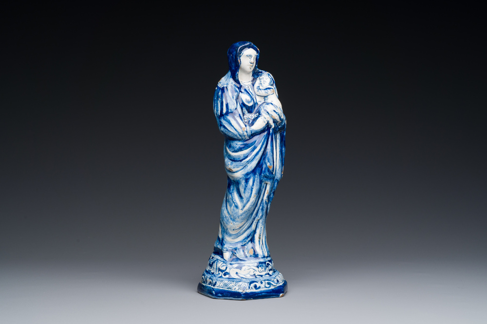 Rare Vierge &agrave; l'Enfant en fa&iuml;ence de Delft en bleu et blanc, dat&eacute;e 1738