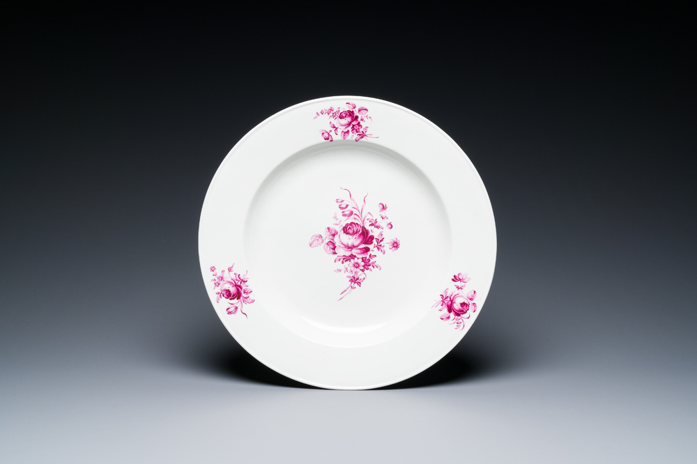 Plat &eacute;maill&eacute; violet &agrave; d&eacute;cor floral, Tournai, 18&egrave;me