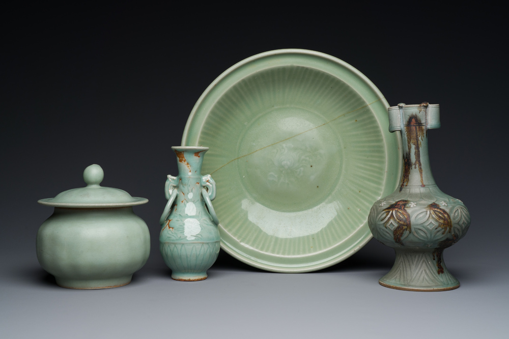 Trois vases et un plat en porcelaine de Chine c&eacute;ladon de Longquan, Yuan/Ming